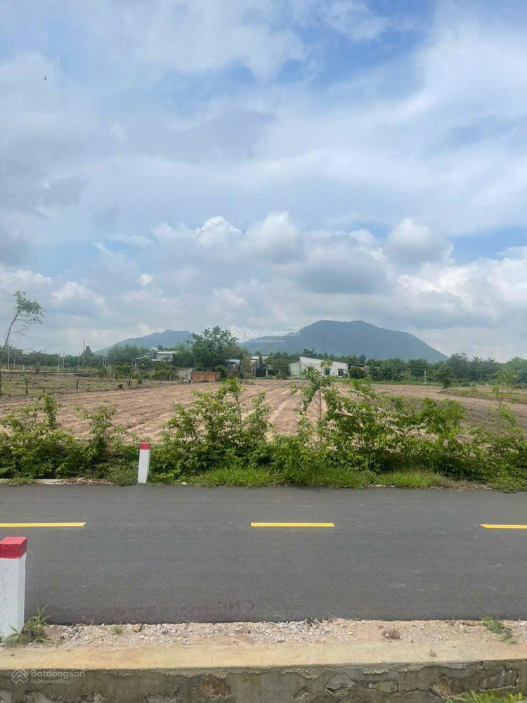 Bán lô đất 2 mặt tiền trước sau, gần hồ Châu Pha phù hợp làm nhà trọ cho thuê. Giá 2,9 triệu/m²