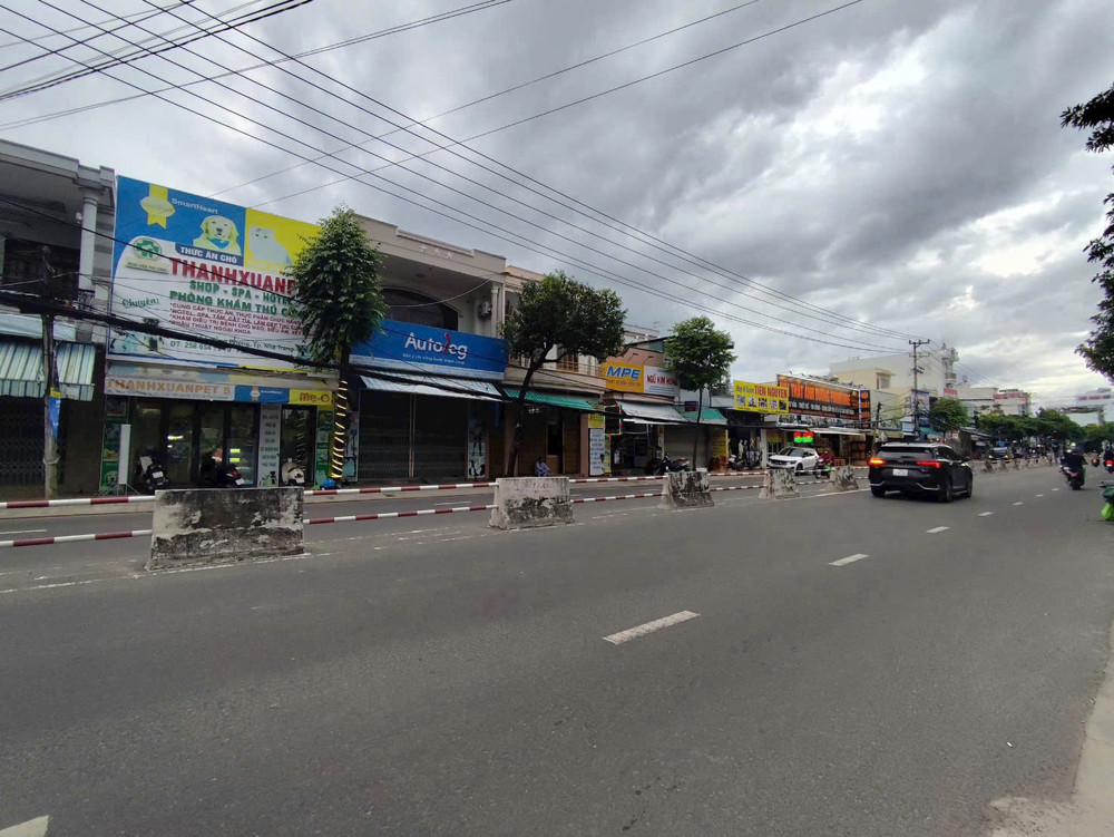 CĂN GÓC HIẾM – BÁM ĐƯỜNG 31,86M – NGAY TRUNG TÂM PHỐ tương lai Thông Sân bay cũ ra biển gần .
2