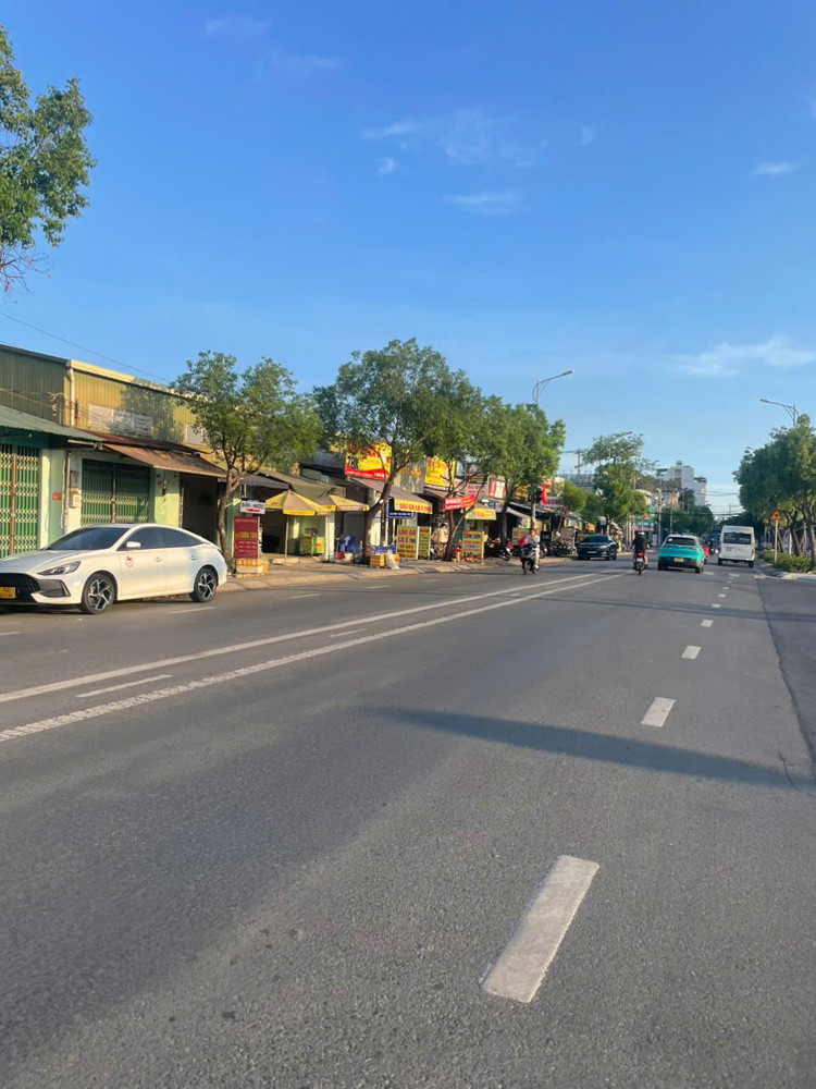 Bán nhà mặt tiền 2500m2 giá 8 triệu/m2 đường 236 sát đường Bến Than