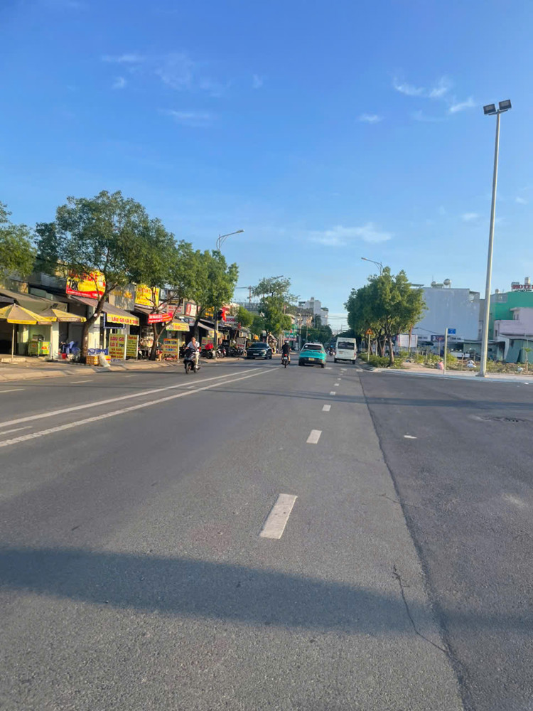 Bán nhà mặt tiền 2500m2 giá 8 triệu/m2 đường 236 sát đường Bến Than