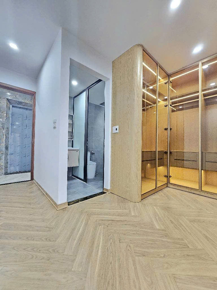 Bán nhà Bát Khối . 52m, nhà 6 tầng có thang máy. Ngõ ô tô tải. Vị trí trung tâm, nhiều tiện ích