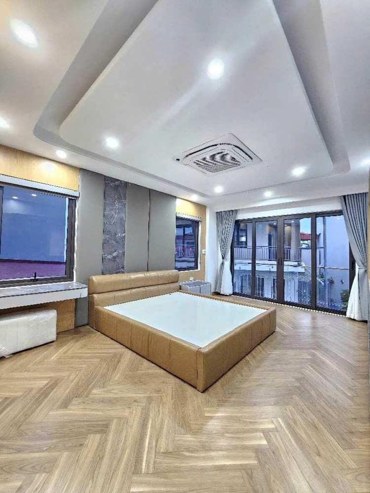 Bán nhà Bát Khối . 52m, nhà 6 tầng có thang máy. Ngõ ô tô tải. Vị trí trung tâm, nhiều tiện ích