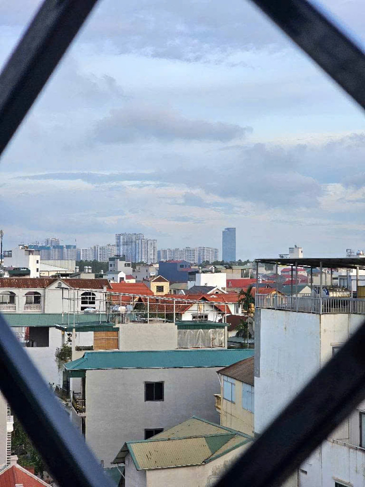 Bán nhà Bát Khối . 52m, nhà 6 tầng có thang máy. Ngõ ô tô tải. Vị trí trung tâm, nhiều tiện ích