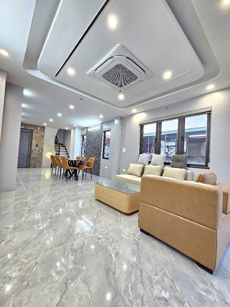 Bán nhà Bát Khối . 52m, nhà 6 tầng có thang máy. Ngõ ô tô tải. Vị trí trung tâm, nhiều tiện ích