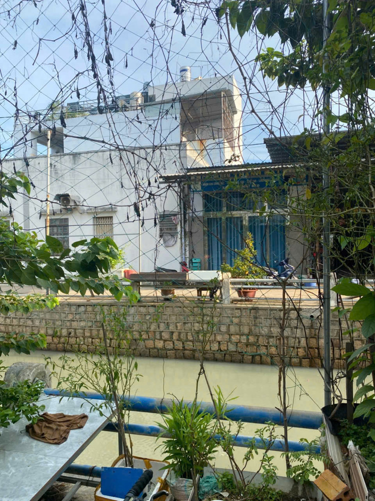 BÁN NHÀ 2 MẶT TIỀN hẻm ĐƯỜNG Ô TÔ – HÒN RỚ 1
- Diện tích: 42m² — Ngang: 4,6m (vuông đẹp)
- Hướng: