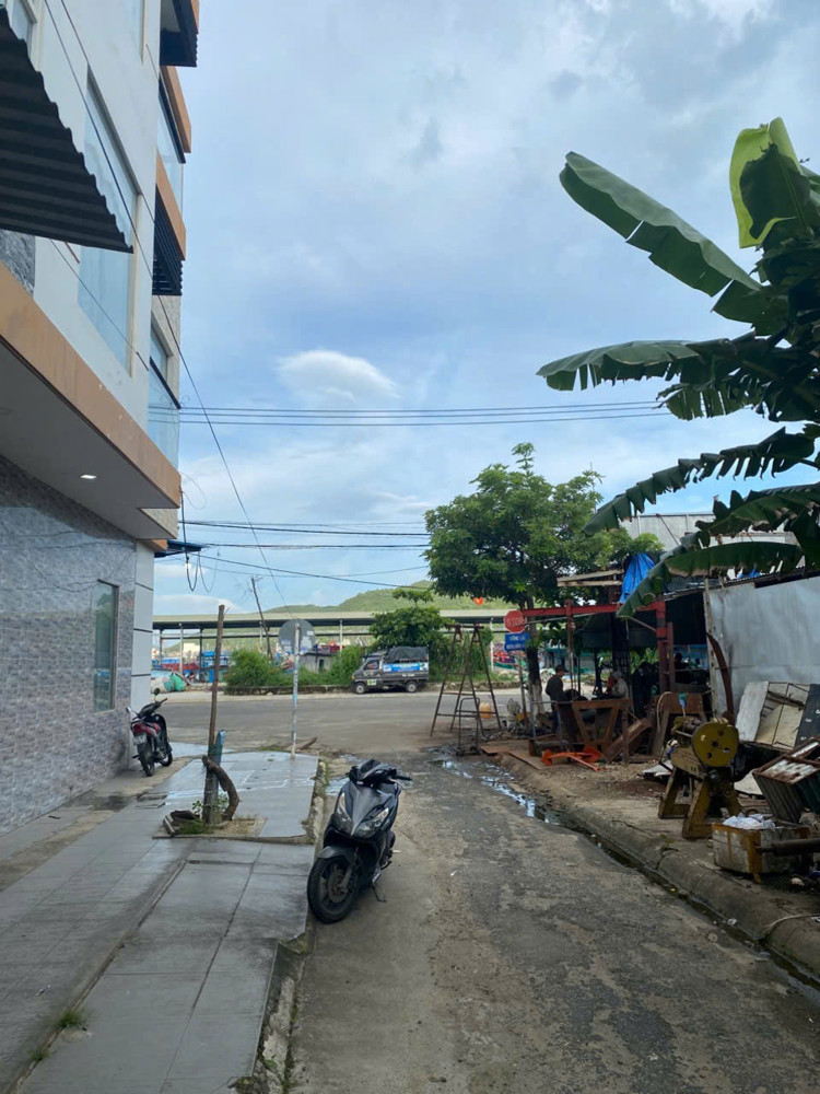 BÁN NHÀ 2 MẶT TIỀN hẻm ĐƯỜNG Ô TÔ – HÒN RỚ 1
- Diện tích: 42m² — Ngang: 4,6m (vuông đẹp)
- Hướng: