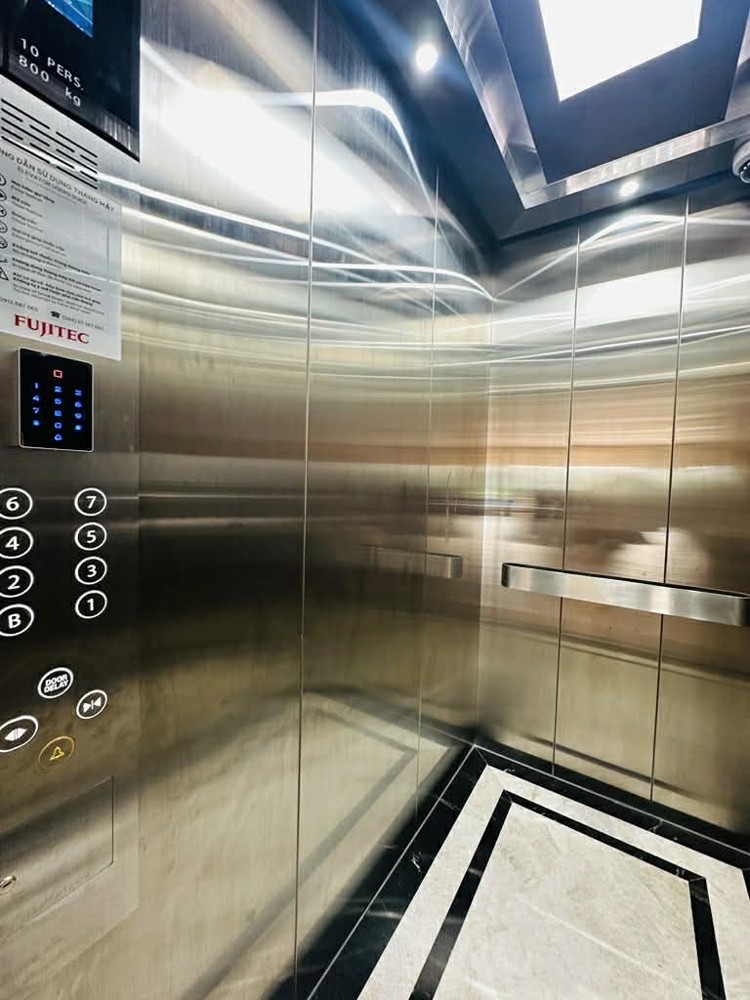 bán nhà mặt phố Cổ Linh, vỉa hè rộng, view vườn hoa, 2 xe container tránh nhau, kinh doanh văn phòng