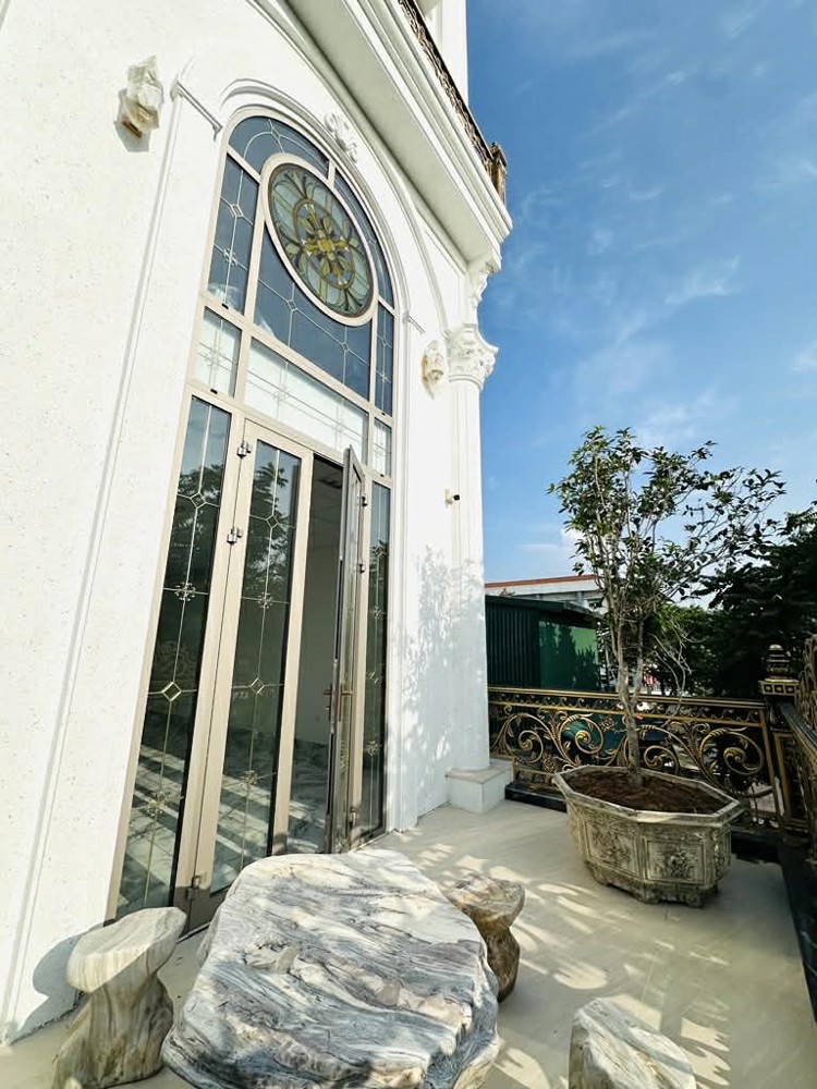 bán nhà mặt phố Cổ Linh, vỉa hè rộng, view vườn hoa, 2 xe container tránh nhau, kinh doanh văn phòng