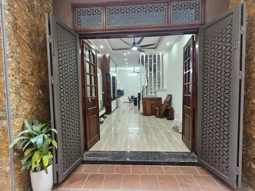 NHỈNH 13 TỶ SỞ HỮU NHÀ ĐẸP CỰC GẦN PHỐ HOÀNG VĂN THÁI, 42M2 X 4 TẦNG