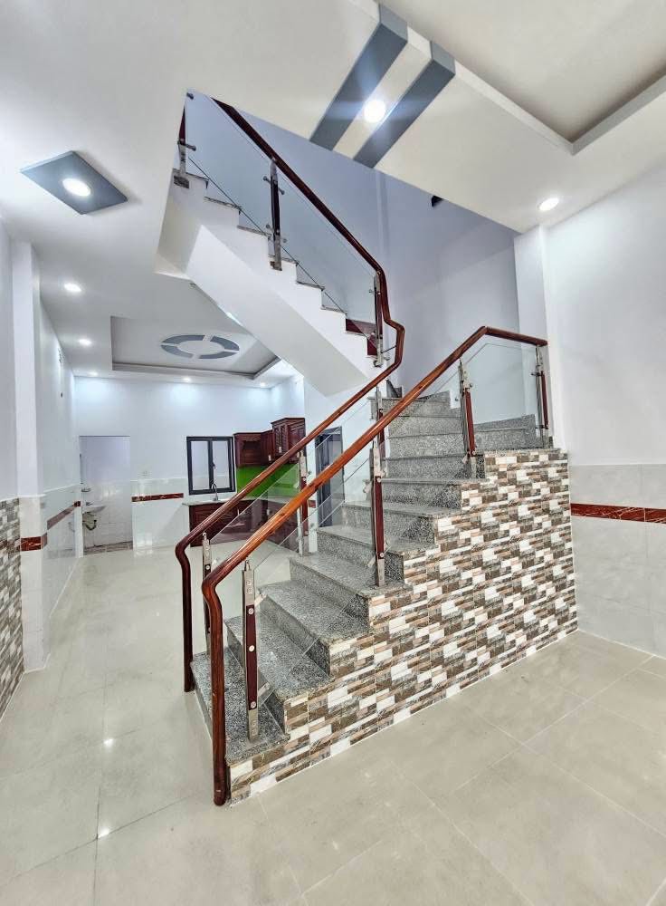 NHÀ 2 TẦNG MẶT TIỀN TA10, Ô TÔ NGỦ TRONG NHÀ. SÁT BÊN LÊ THỊ RIÊNG, PHƯỜNG THỚI AN QUẬN 12