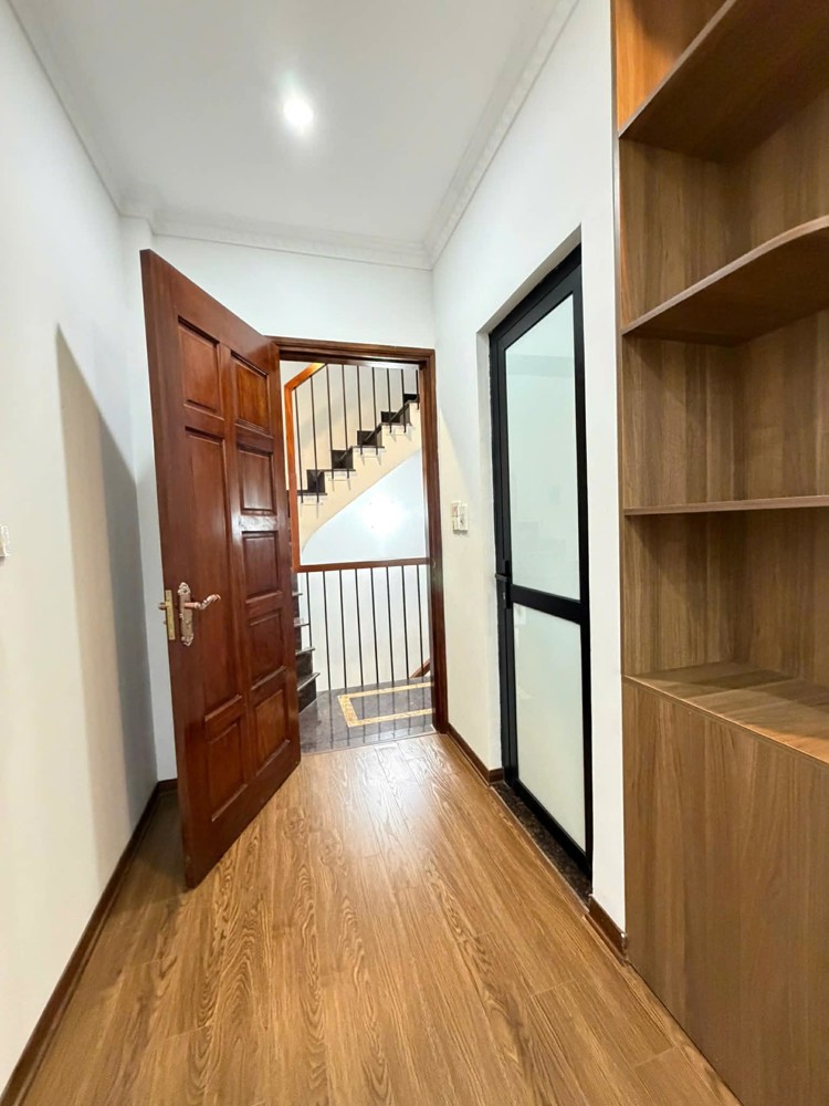 bán nhà lô góc Hoàng Như Tiếp, gần bệnh viện Tâm Anh, 7 tầng thang máy, ngõ thông, ôtô vào nhà