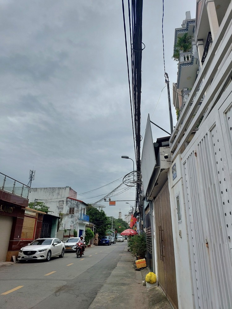 Nhà mặt tiền đẹp ở ngay đường số ,4 tầng 75m,oto ngủ trong nhà,đường trước nhà 8m,gần Bv Lê Văn