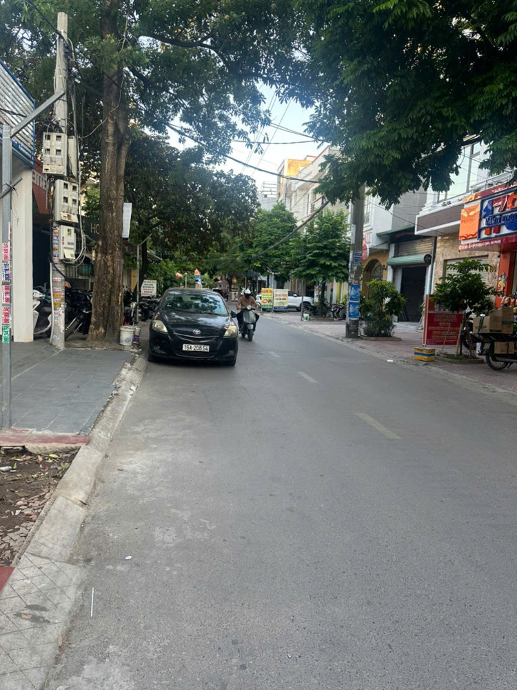 Nhà 3.5 tầng mặt đường Trại Lẻ - Vỉa hè 6m đang cho thuê 20 triệu/1 tháng