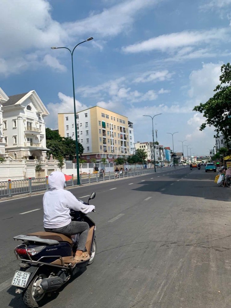 Bán mặt tiền đang kinh doanh 60x80m giá 360 tỷ Đường Dương Quảng Hàm