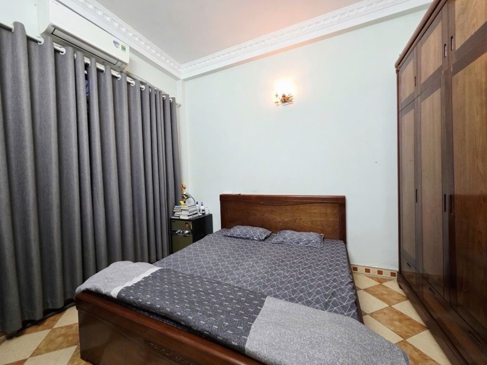 bán nhà nguyễn đình hoàn 40m x 4 tầng-10,9 tỷ nhà dân xây,lô góc,ngõ ba gác tránh,gần phố