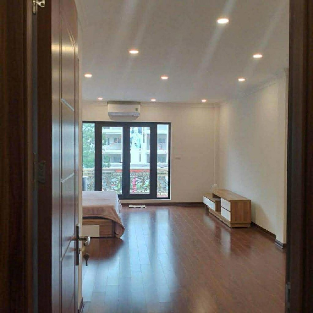 nhà đẹp trung tâm Sài Đồng, vỉa hè, ôtô tránh, kinh doanh, đối diện trường học