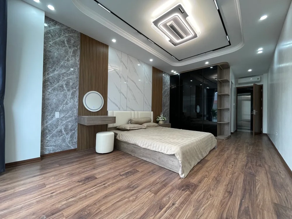 NHÀ MỚI Ô TÔ ĐỖ CỬA- VÀO NHÀ Phố Nguyễn Văn Linh 43 m2 6 tầng X 11.5 tỷ Long Biên Hà Nội