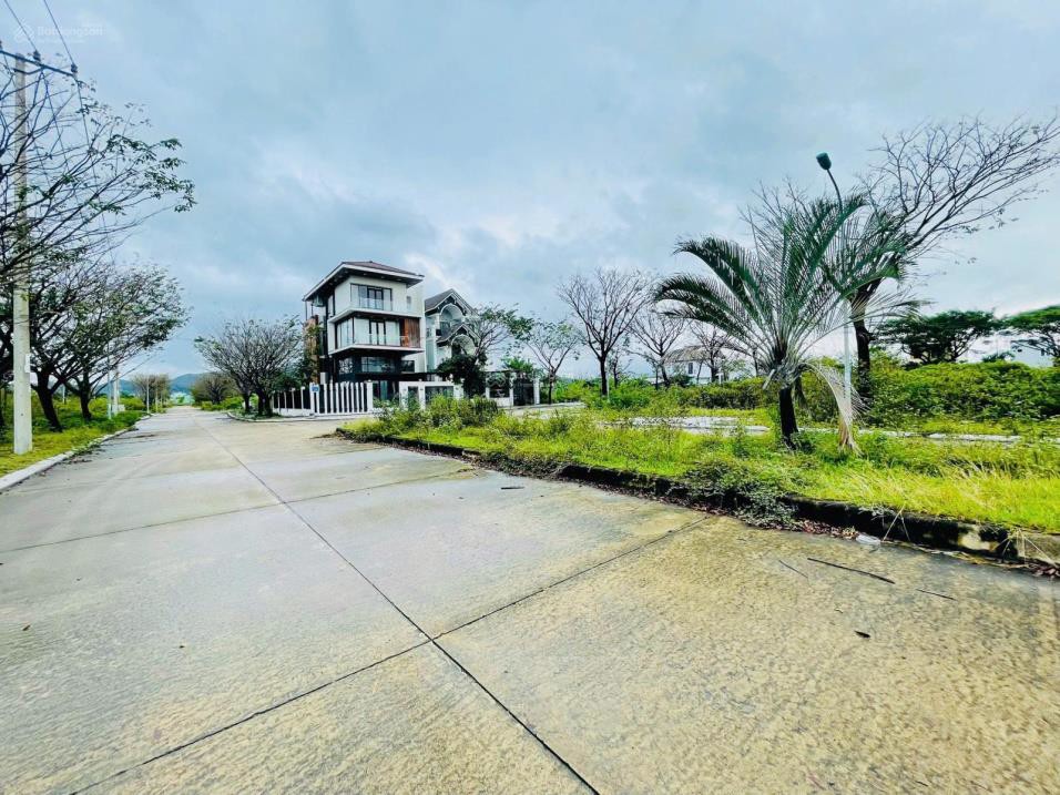 Bán đất thổ cư 250m2 đường Nguyễn Tất Thành, Liên Chiểu, Đà Nẵng. Giá 8 tỷ, sổ đỏ, hướng Đông Nam