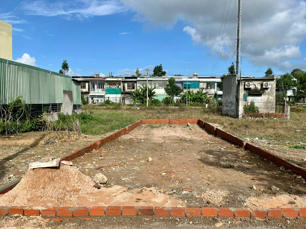 CHỦ cần tiền bán lỗ lô đất mặt tiền đường Hồ Thành  Biên,khu barimex thuộc phường Tam Long ,TP HCM