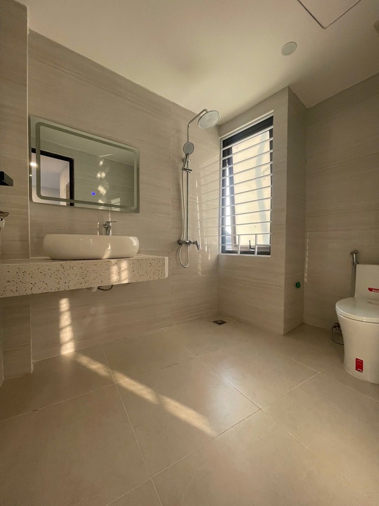 Hơn 9 Tỷ Có Nhà 70M2 - 5 Tầng Thang Máy - 3 Mặt Thoáng Tại Sài Đồng -- Long Biên