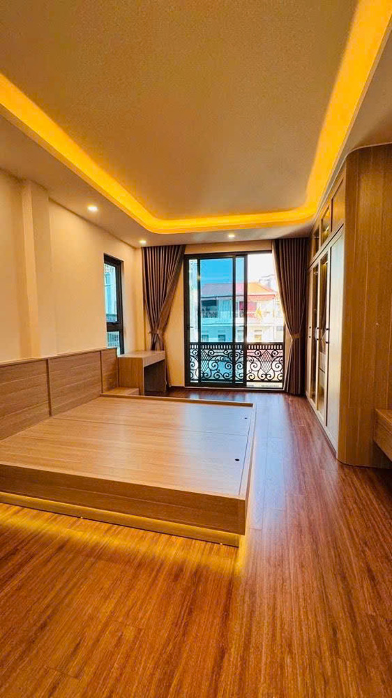 BÁN NHÀ NGUYỄN SƠN LONG BIÊN,OTO ĐỖ CỔNG,THANG MÁY,LÔ GÓC,48M NHỈNH 11 TỶ