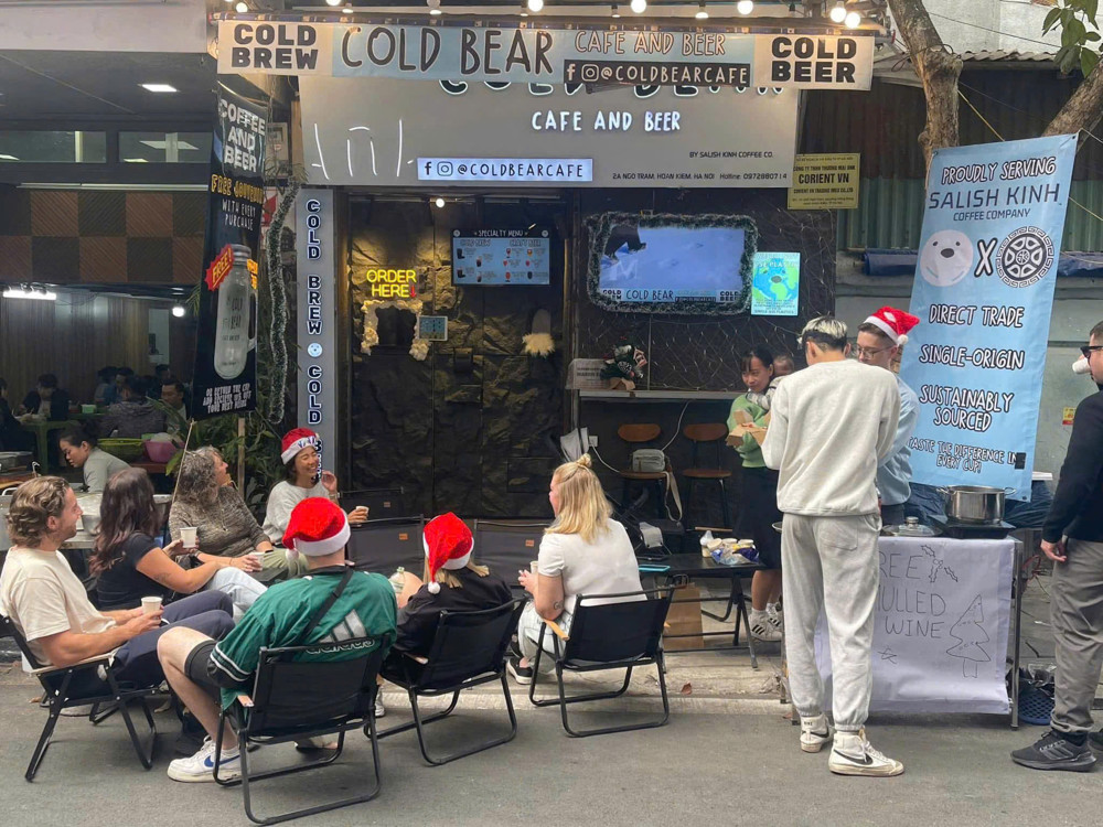 SANG NHƯỢNG QUÁN CÀ PHÊ – MÔ HÌNH “TAY GẤU” ĐỘC NHẤT TẠI PHỐ CỔ, HÀ NỘI