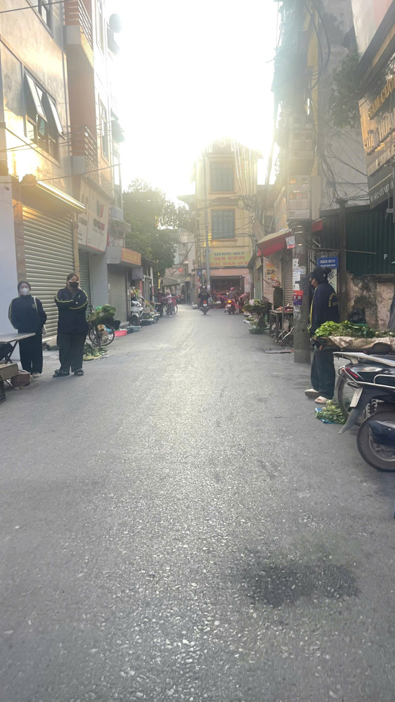 BÁN NHÀ 5 TẦNG MẶT PHỐ KINH DOANH TRÂU QUỲ. 43.6 m2 giá 13.6 tỷ, LH 0985865658