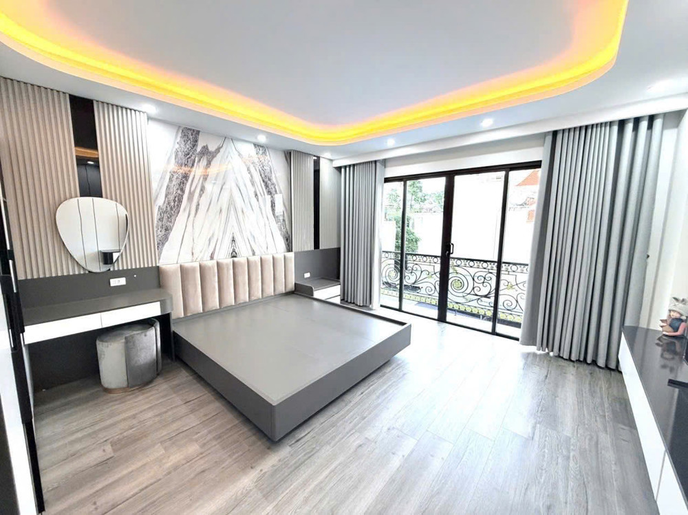 Bán nhà 6 tầng tại phố Nguyễn Văn Cừ, Long Biên