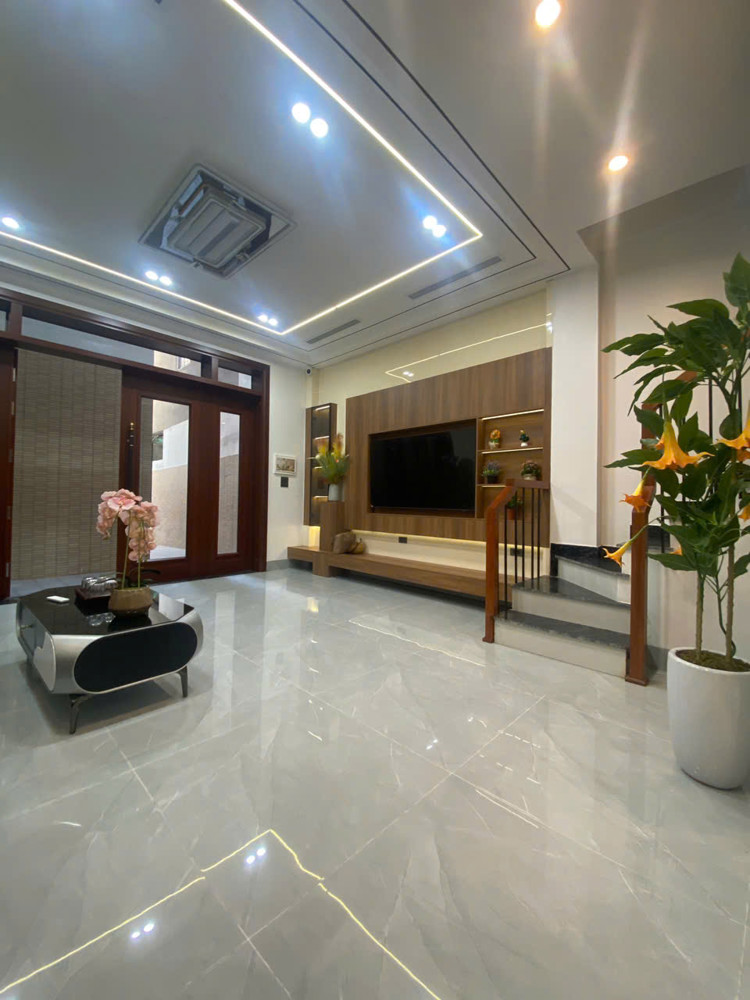 Bán nhà 6 tầng tại phố Nguyễn Văn Cừ, Long Biên