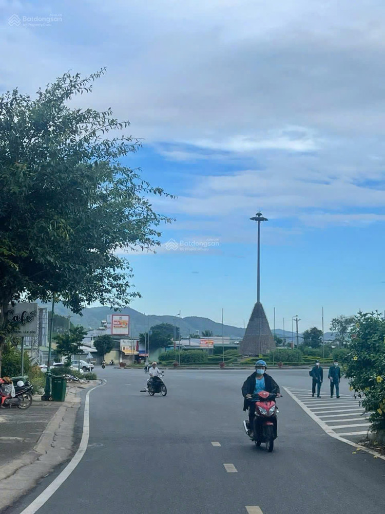 Bán đất rộng đẹp, view thoáng, sổ đỏ chính chủ ngay trung tâm (hơn 1000m2)