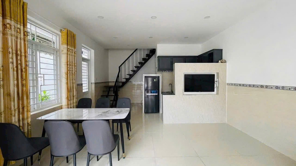 HẠ GIÁ BÁN NHANH 5TỶ350 TRIỆU.v
 DT đất: 42m² (ngang 4m) 
DT sàn sử dụng: 97m² Chỉ 5tỷ 350