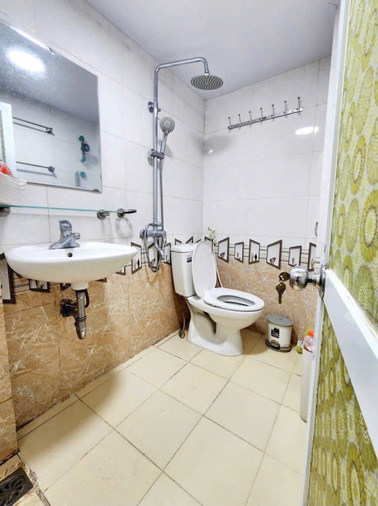 Cần Bán Căn chung cư Xuân La 50m, tầng 4, 2 ngủ, thang máy, full nội thất!