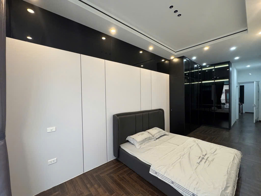 Bán nhà Hào Nam, 7 Tầng Thang Máy, Ngõ Ô tô, Giá: 13.7 Tỷ, Lh: 0396935190