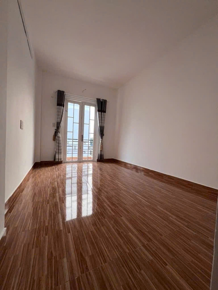 NHÀ 3 LẦU NHỎ ĐẸP – THIẾT KẾ SANG TRỌNG – HẺM XE HƠI 6M – NGAY TT THỊ TRẤN NHÀ BÈ – HUỲNH TẤN PHÁT