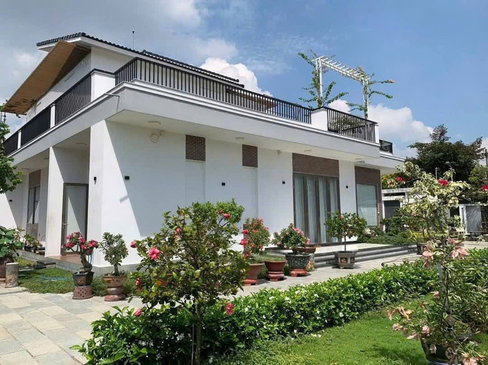 TIỀN NHANH CÓ LỢI THẾ! BÁN GẤP BIỆT THỰ GÓC 2 MẶT TIỀN SIÊU ĐẸP – TTT HÓC MÔN