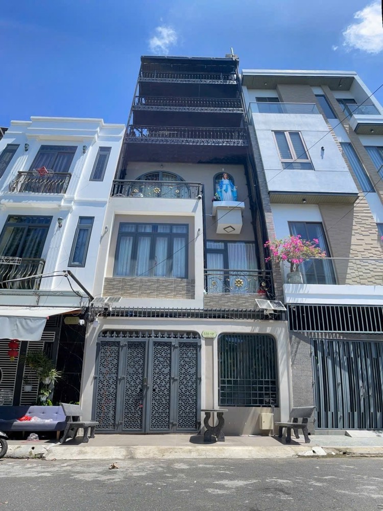 Bán nhà đẹp 4 tầng full tiện nghi – thang máy + NLMT – đường 10m Phước Long