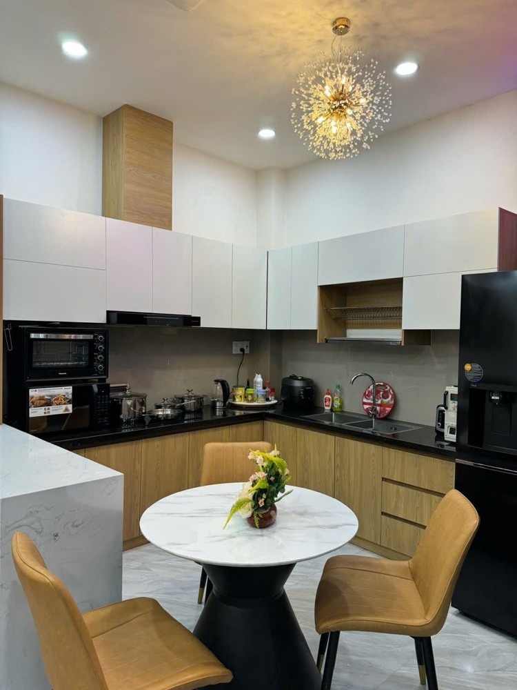 Bán nhà đẹp 4 tầng full tiện nghi – thang máy + NLMT – đường 10m Phước Long