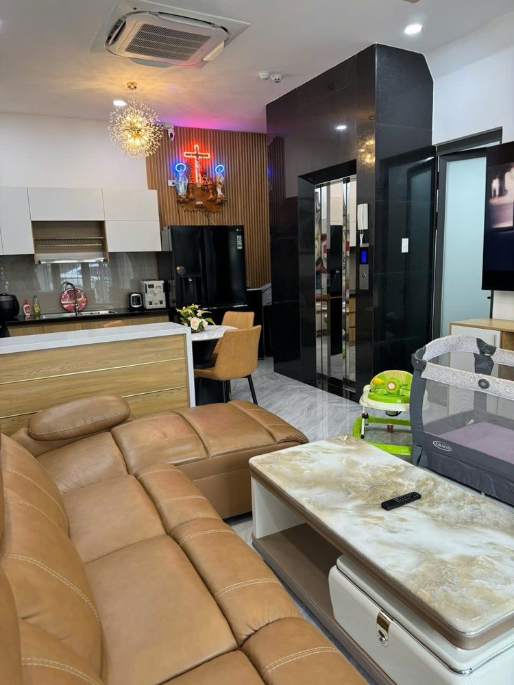 Bán nhà đẹp 4 tầng full tiện nghi – thang máy + NLMT – đường 10m Phước Long