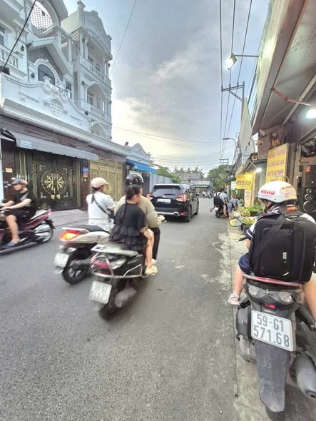 Bán nhà mặt tiền 5x24m giá 7,9 tỷ Đường Hiệp Thành 17