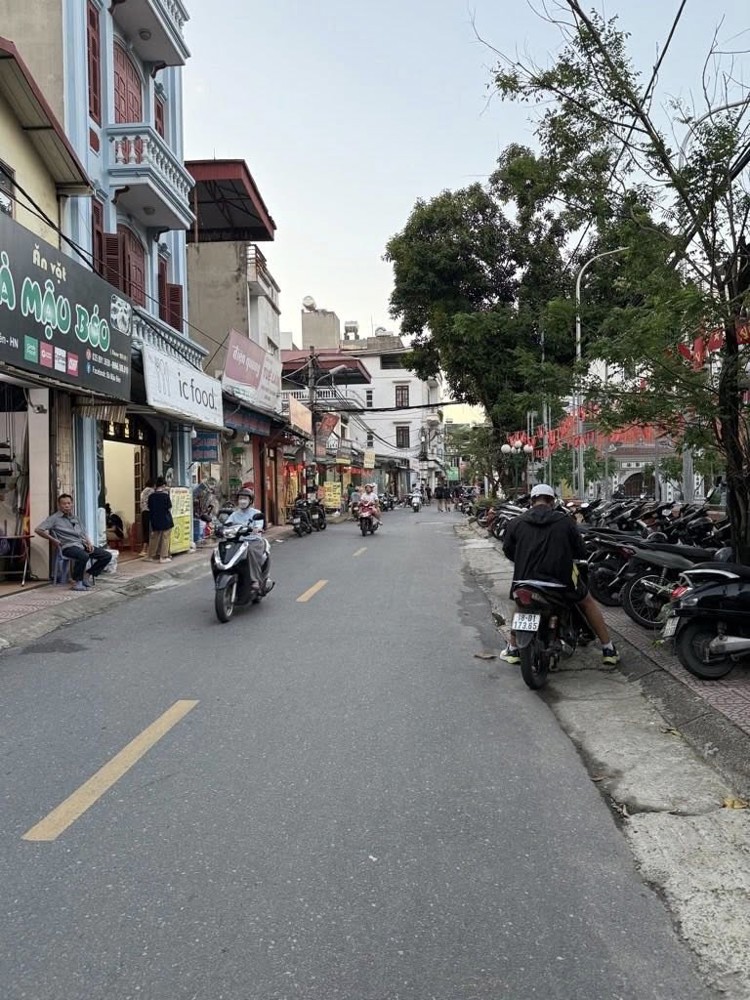 Bán nhà Mặt phố Ô Cách. Trung tâm Việt Hưng. 66m x 4m2. Chỉ 14t còn tl