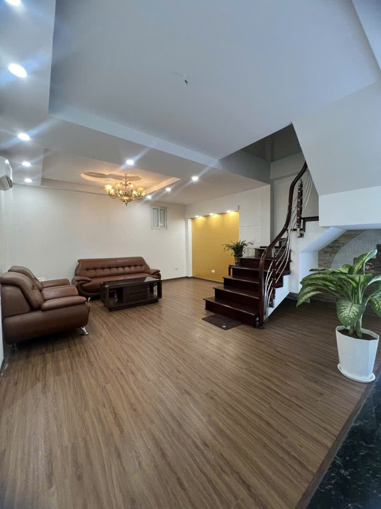 HIẾM - GIANG VĂN MINH - TRUNG TÂM QUẬN BA ĐÌNH - NGÕ THÔNG TỨ TUNG - NHÀ ĐẸP Ở NGAY - 10M RA OTO