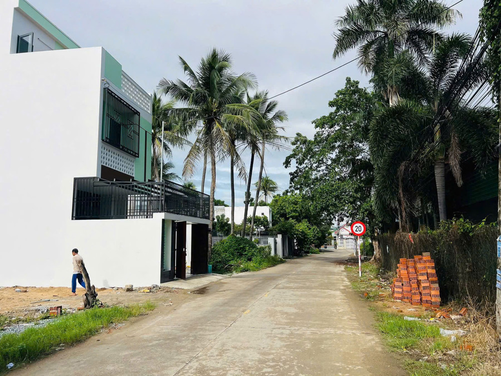 Bán lô đất vĩnh trung phường Tây Nha Trang  Khánh Hoà Diện tích : 101,5m2 (5,5m x 18,5m) Giá chỉ :