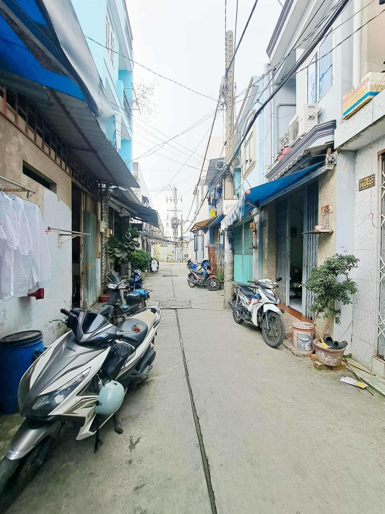 NHÀ CŨ TIỆN XÂY MỚI 37M2 (4x9.5), HXH KẾ BÊN TÊN LỬA. CHIẾN LƯỢC, BTĐ, BÌNH TÂN