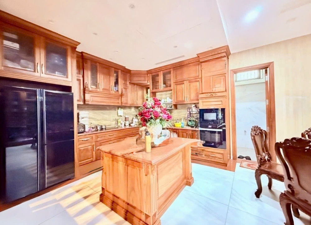 Biệt thự vị trí vàng Tân Bình – sát Nhà ga T3 – hầm + 5 tầng – thang máy – 150m², ngang 7.5m