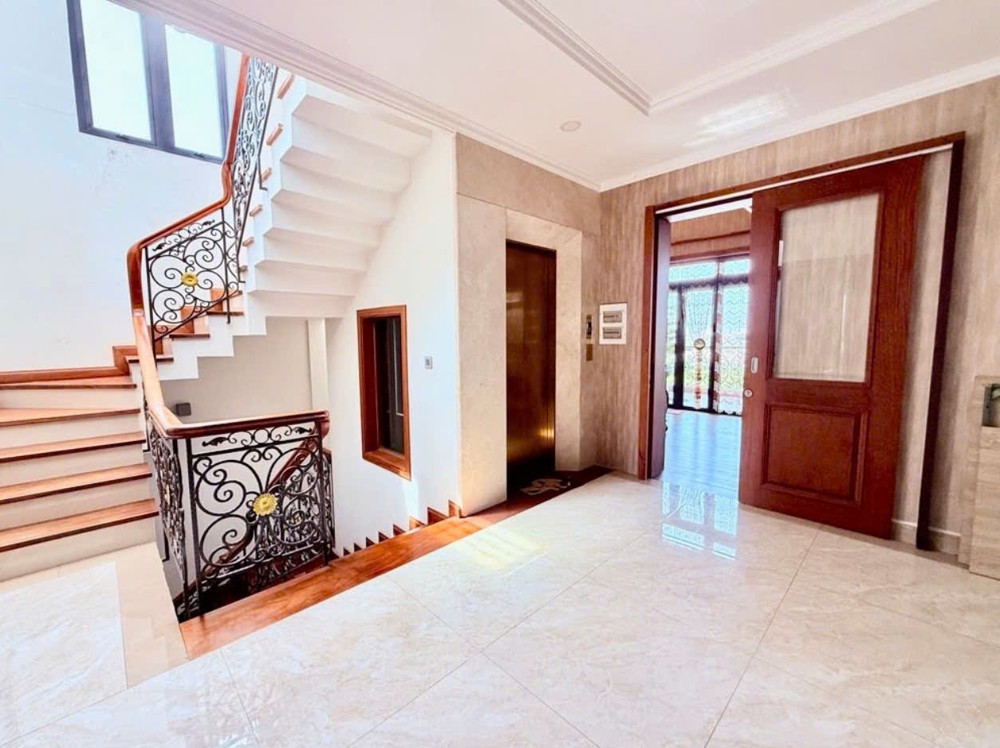 Biệt thự vị trí vàng Tân Bình – sát Nhà ga T3 – hầm + 5 tầng – thang máy – 150m², ngang 7.5m