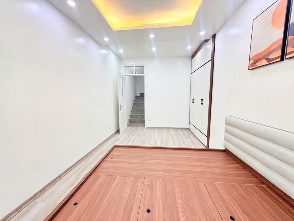 lạc long quân 35m x5 tầng 8,75 tỷ gần hồ,30m ô tô tránh,ngõ ba gác thông,nở hậu