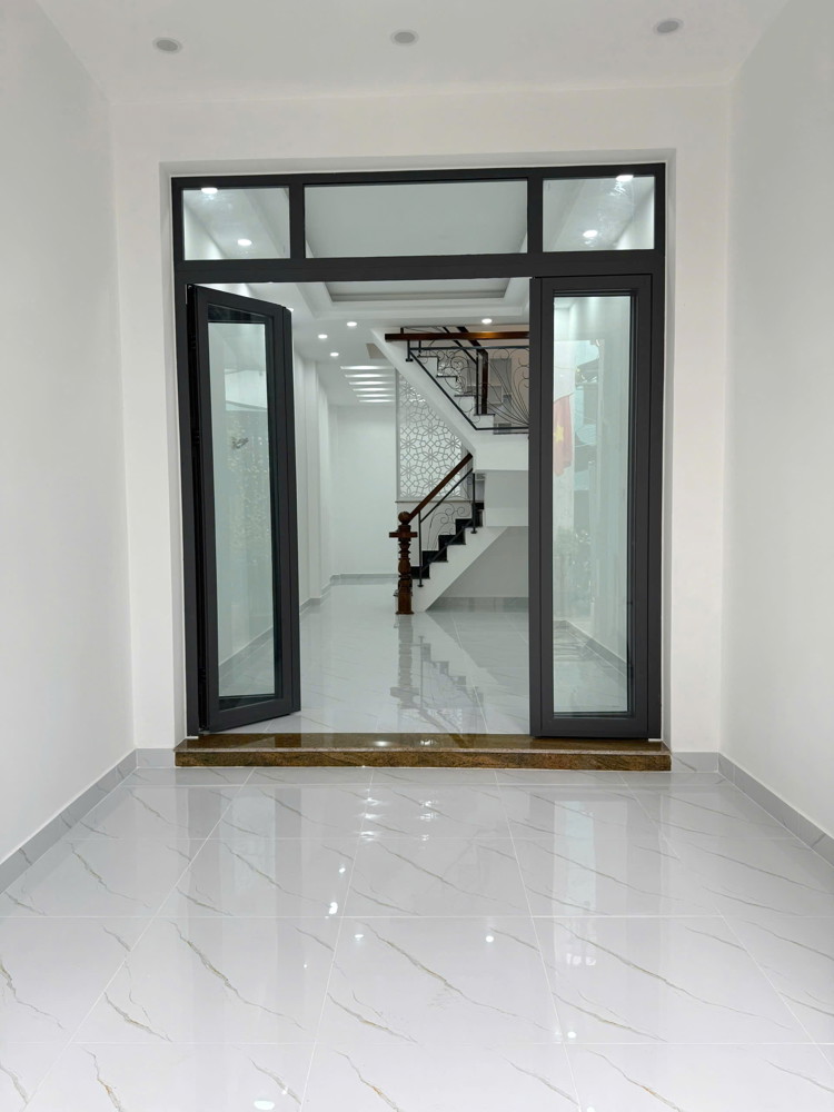 Nhà mới cách chỗ xe hơi quay đầu 10m hẻm 137 Âu Dương Lân P3Q8