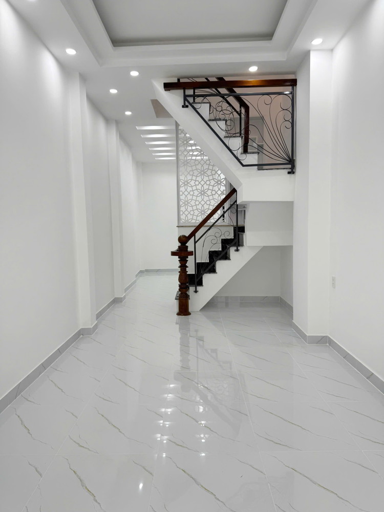 Nhà mới cách chỗ xe hơi quay đầu 10m hẻm 137 Âu Dương Lân P3Q8