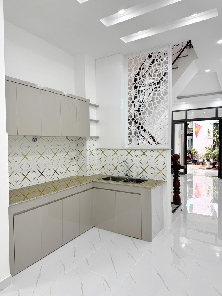 Nhà mới cách chỗ xe hơi quay đầu 10m hẻm 137 Âu Dương Lân P3Q8