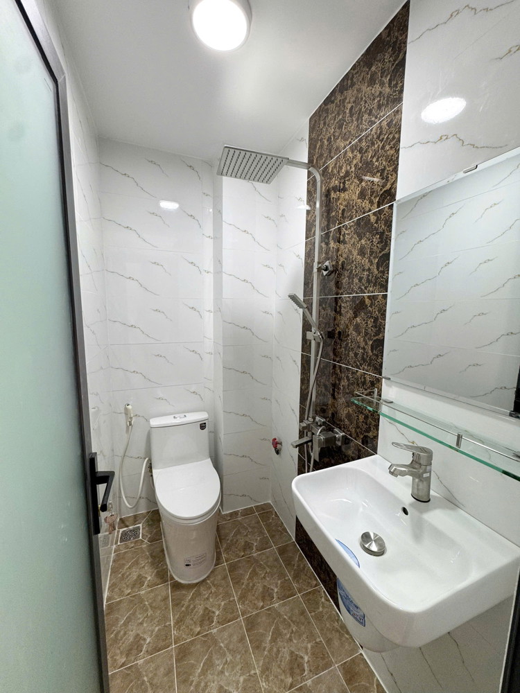 Nhà mới cách chỗ xe hơi quay đầu 10m hẻm 137 Âu Dương Lân P3Q8